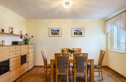 Dresden House | Holiday Home 'Weitblick' with Mountain View, Private Terrace and Wi-Fi