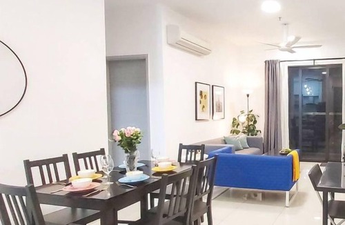 Bandar Kinrara Apartment | Infinity Pool@10 Kinrara - Pavilion near LRT& Sunway