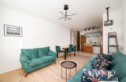Ochota Apartment | Jerozolimskie Urban Comfort Apartment by BookingHost
