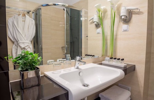 Stradom Hotel | King Skyroom Steps to Wawel Castle | Free Breakfast Included