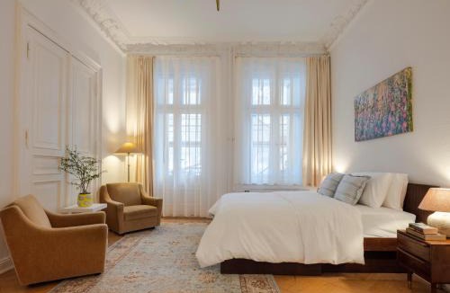 West Berlin Centre Apartment | KuDAMM Charming Old Home,4-9 ppl,Family Friendly,Wifi,Savignyplatz