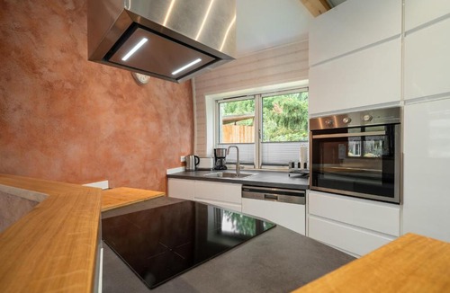 Wustrow House | Kugelhaus Eos - Sonnengeküsstes Ferienhaus in organischer Bauweise am Seeufer
