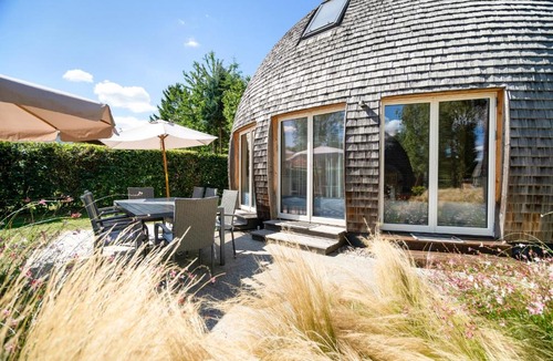 Wustrow House | Kugelhaus Solveig - Zeitloses Holzhaus in Kugelform für stille Momente in der Natur