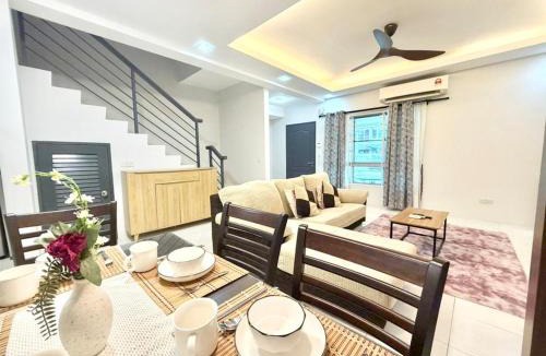Setia Alam House | Landed house 16pax setia alam Mall SCCC 4Room WiFi