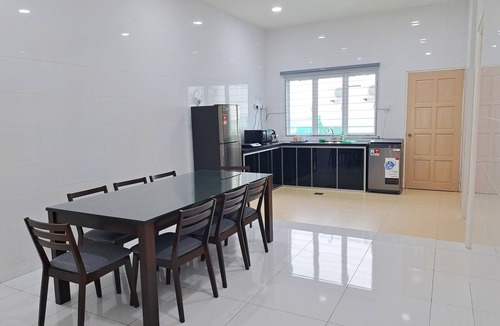 Kampung Arab House | Large Private Holiday Home in Port Dickson 8 Bedrooms Sleeps 22