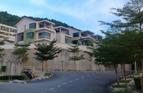 Batu Ferringhi Villa | Luxurious 3-storey Beach Villa