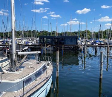 Wannsee Boat Rental | Luxus Hausboot - Exklusives Wohnen auf dem Wasser