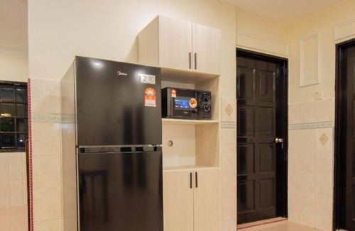 Tunku House | Massive 8-Bedroom Petaling Jaya Holiday Home, Sleeps 16+ Near Kuala Lumpur