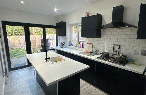 Bensham Manor Apartment | Massive cozy room with shared bathroom