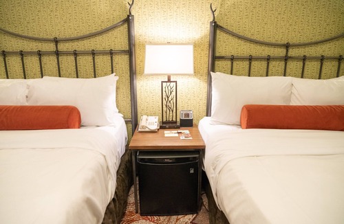 Banff Hotel | Minutes to Downtown with onsite Spa & Restaurant
