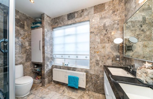 Hammersmith and Fulham Apartment | Modern 2BD Riverside Flat in Fulham