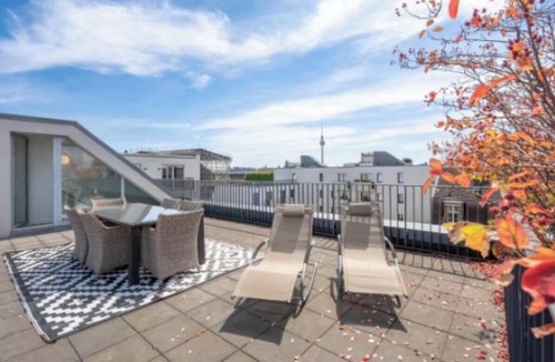 Wannsee Apartment | Modern City-Centre Penthouse with Rooftop Terrace & Free Parking