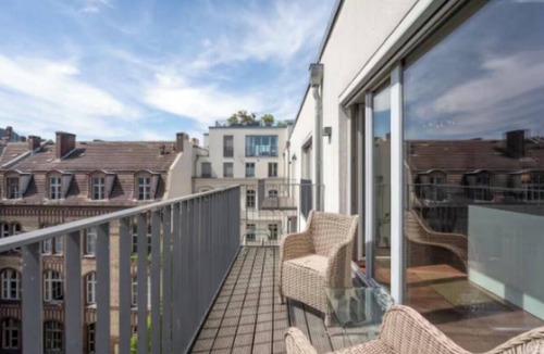 Wannsee Apartment | Modern City-Centre Penthouse with Rooftop Terrace & Free Parking