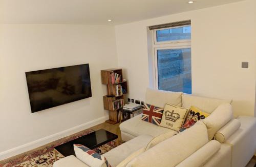 Ravenscourt Park Apartment | Modern Hammersmith 2 Bed 2 Bath Apt with AC & Terrace
