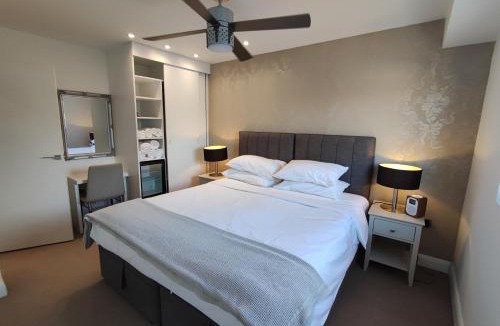 Ravenscourt Park Apartment | Modern Hammersmith 2 Bed 2 Bath Apt with AC & Terrace