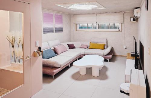 Seokchon-dong Apartment | Near Lotte World! Best-rated home close to Seongsu, Gangnam, and Asan Medical Center