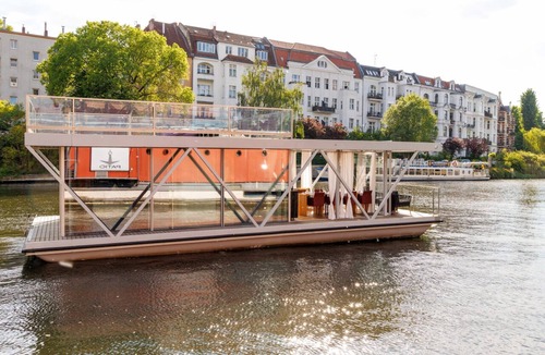 Moabit Boat Rental | Nido - relax in style on Berlin's most exclusive and natural houseboat.