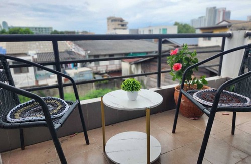 Bang Kho Laem Villa | QUEEN ROOM 1-bedroom house with fitness room and AC in awesome Bangkok