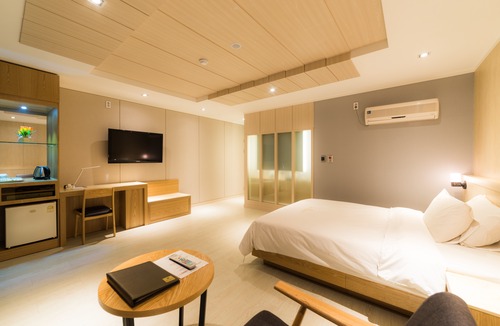 Ingye-dong Hotel | Reborn Suwon Silkroad Hotel