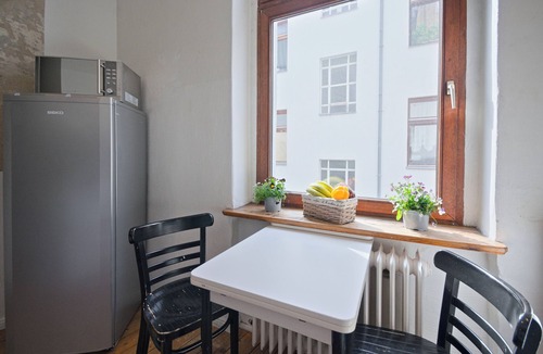 Mitte Apartment | Renovated apartment with tub, separate kitchen and washing machine