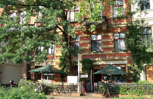 Mitte Apartment | Renovated apartment with tub, separate kitchen and washing machine