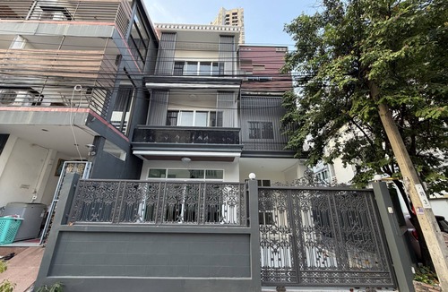 Sukhumvit House | Roomy Entire 5-bedroom Home Sleeps 10 Pool 2 min BTS Rooftop Free Pickup Garden