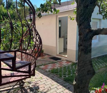 Alsorakos Apartment | Rose Apartment with Garden & freeparking