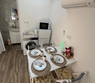 Alsorakos Apartment | Rose Apartment with Garden & freeparking