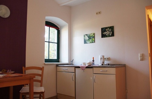 Michendorf Bed & Breakfast | Samtflieder - Cozy apartment with kitchen in the Fliederhof Stücken
