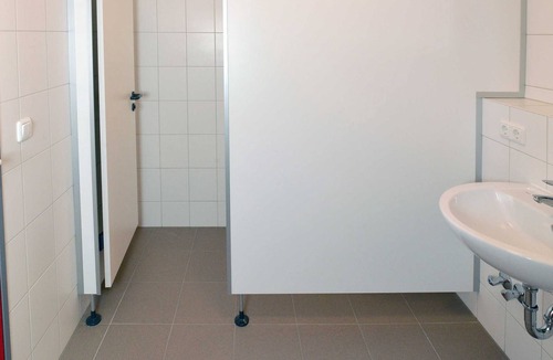 Guben Apartment | Shared room with private bathroom (up to 8 people), No. 2 - Hostel in Guben