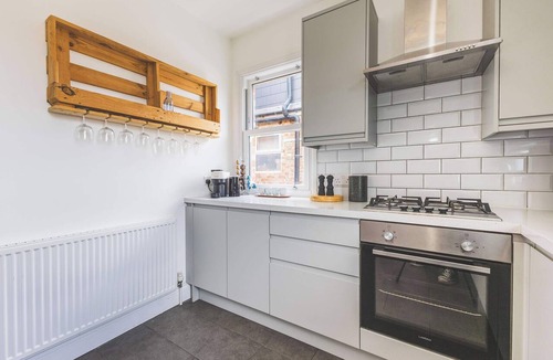 Askew Apartment | Spacious 2BDR 2BA near Shepherds Bush Oasis