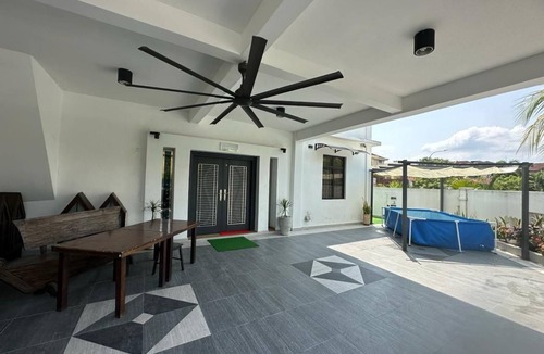 Bandar Baru Uda House | Spacious 6-bedroom house in brilliant Johor Bahru with AC