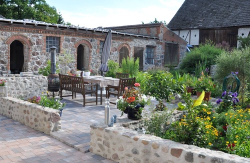 Linow Apartment | spacious apartment in an old 4-sided courtyard in an absolutely quiet location