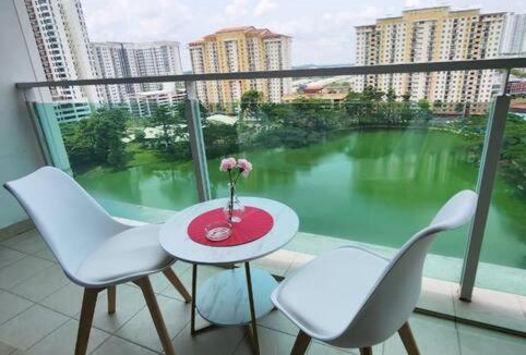 Taman Mount Austin Apartment | Studio Balcony Lake View Palazio Austin IKEA AEON by GDRAGON HomeStay