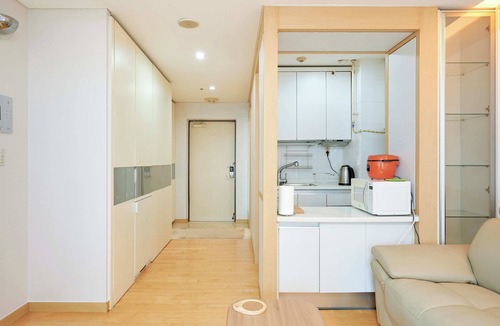 COEX Condo | STUNNING 1-bedroom CORNER condo with Lots of Sunlight and your "Premier" Host!