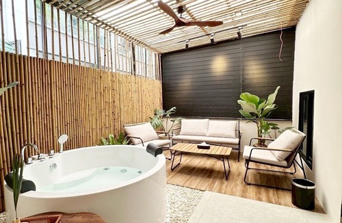 Khlong Toei Nuea House | Sukhumvit27, 4-bedroom townhome with breakfast 4N free airport transfer
