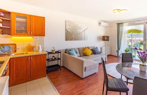 Vizafogo Apartment | Sunlit Escape close to danube