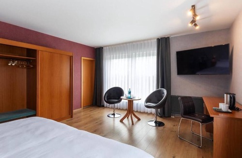 Maintal-Doernigheim Hotel | Superior Double Room w/Shower-Tub| Pet-Friendly & 1.12 miles to Ludwigsplatz