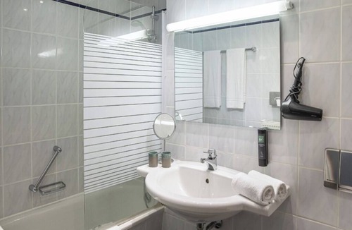 Maintal-Doernigheim Hotel | Superior Double Room w/Shower-Tub| Pet-Friendly & 1.12 miles to Ludwigsplatz