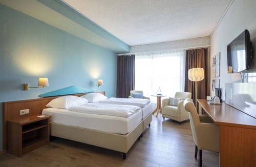 Maintal-Doernigheim Hotel | Superior Twin Size Bed Stay | Onsite Restaurant/w International Dishes
