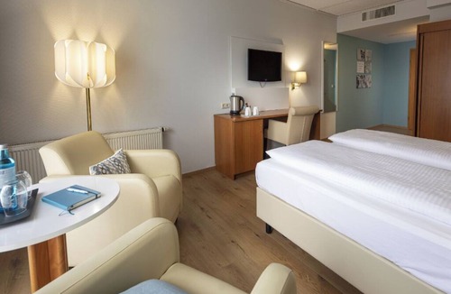 Maintal-Doernigheim Hotel | Superior Twin Size Bed Stay | Onsite Restaurant/w International Dishes