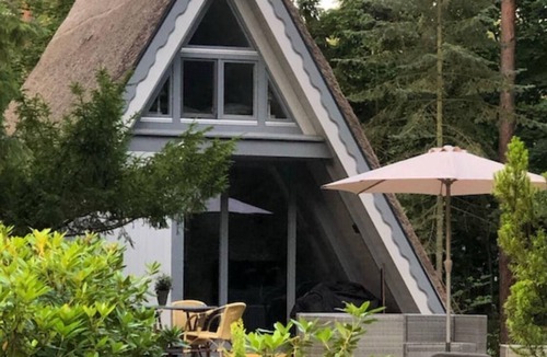 Milmersdorf House | Thatched roof holiday home at the Lübbesee sauna jetty new
