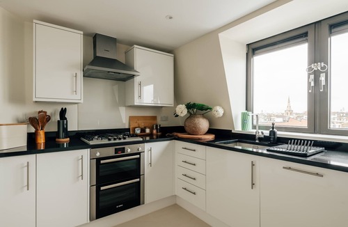 Warwick Apartment | The Eccleston - Bright 2BR in Belgravia