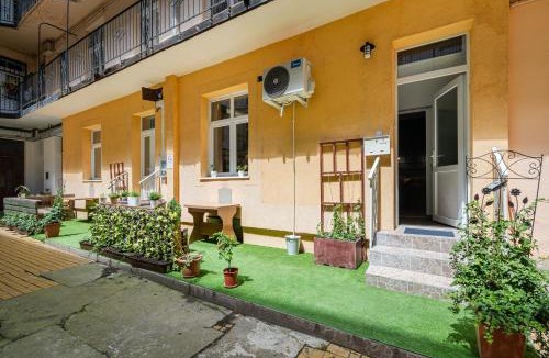 Csarnok negyed Apartment | Tiny Cottage - Cozy, New, AC
