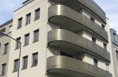 Outer Neustadt Apartment | Tiny Spring Apartment