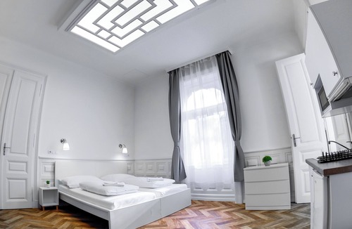 Ujpest Hotel | Toni Villa