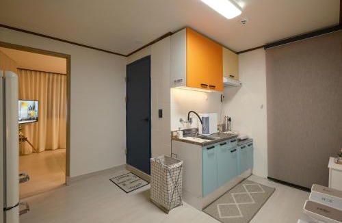 Torimil-tong House | Walking Distance to Sindorim Station, 3 Rooms, 4 Queen Beds, 2 Bathrooms, 1 Minute to Yeongdeungpo Station Bus Stop