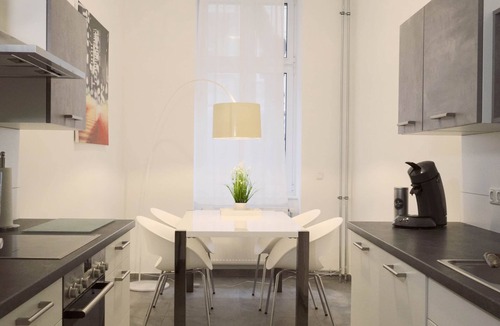 Weissensee Apartment | White Castle Berlin AWI Apartment