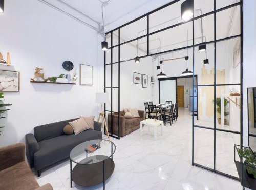 200m to Chinatown Yaowarat Entire 3-Floor Home 5 Bedrooms Characteristic old neighborhood Great for Groups