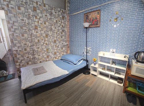211 Spacious studio with breezy fan full amenities with free Wi-Fi